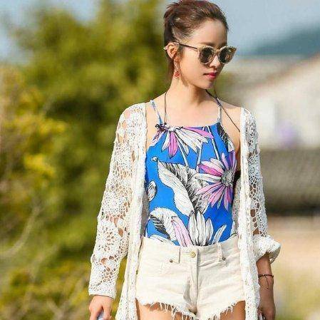 江一燕穿着好清凉,印花吊带配白色超短裤清爽舒适,身材好吗?