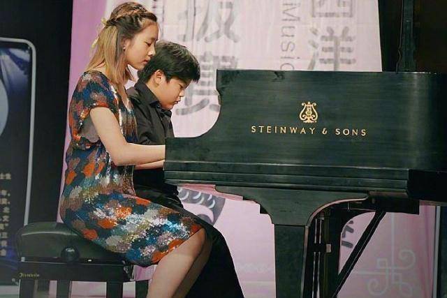 黄磊晒多多吕思清儿子austin四手联弹视频,多多"做作"引发热议_孩子