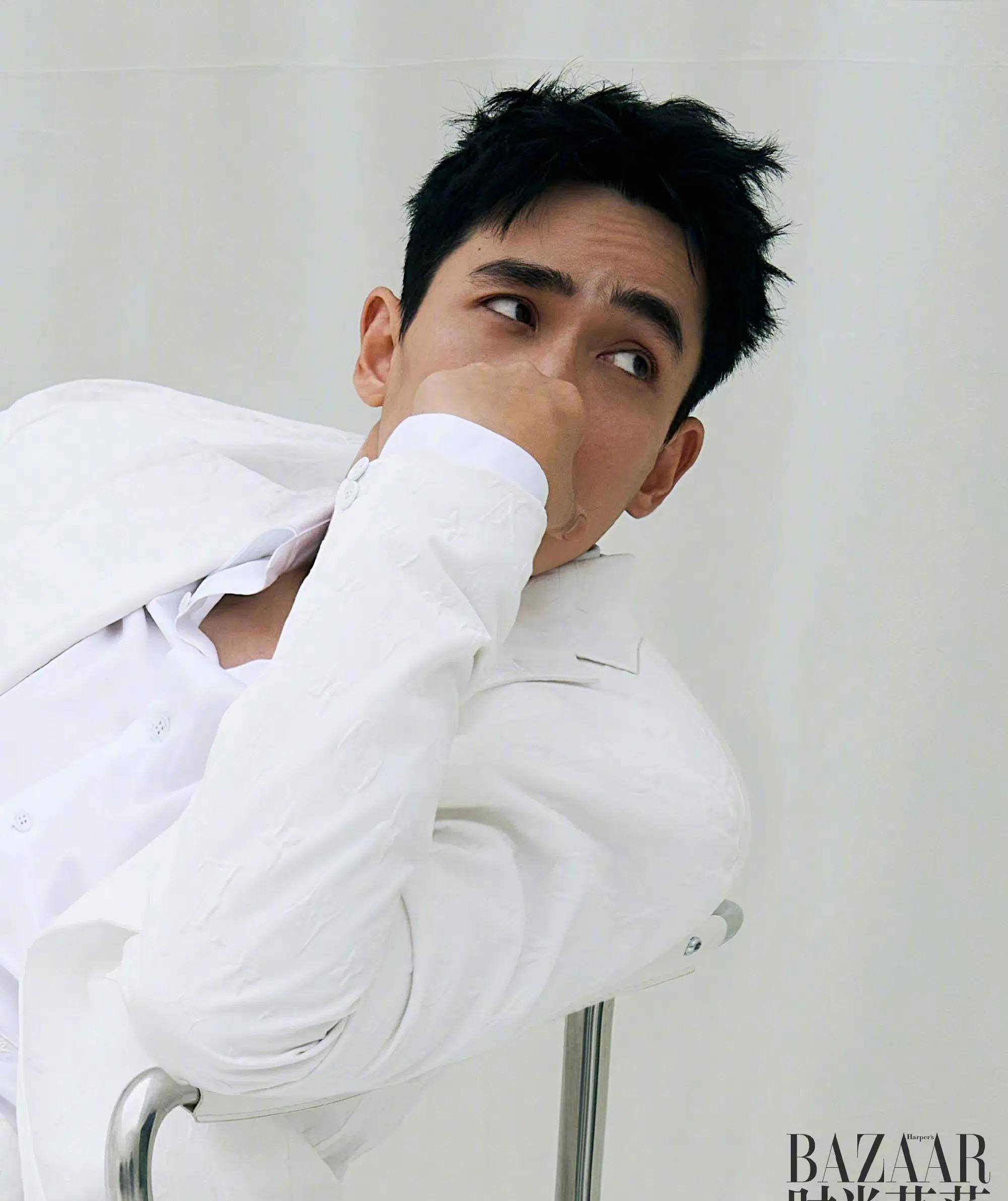 朱一龙《时尚芭莎》六月刊封面,白西装绅士风度_黑色_作品_历史感