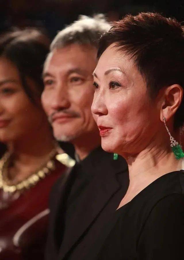 施南生教你如何佩戴翡翠耳环,时光不败美人,优雅永不过时_林青霞_时尚