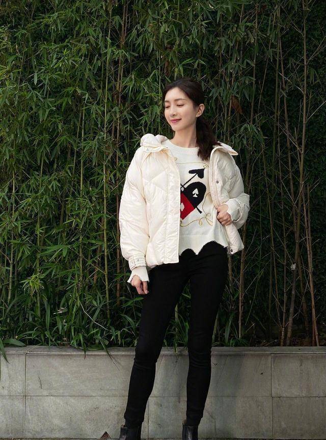 江疏影太会穿了,棕色毛衣搭条纹长裤温柔优雅,满满的日系风_卫衣_黑色