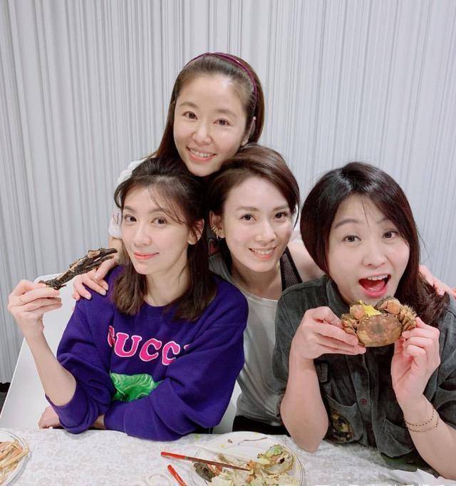 贾静雯林心如殷悦三位美女罕见同框,修图前后对比,谁输谁赢了?