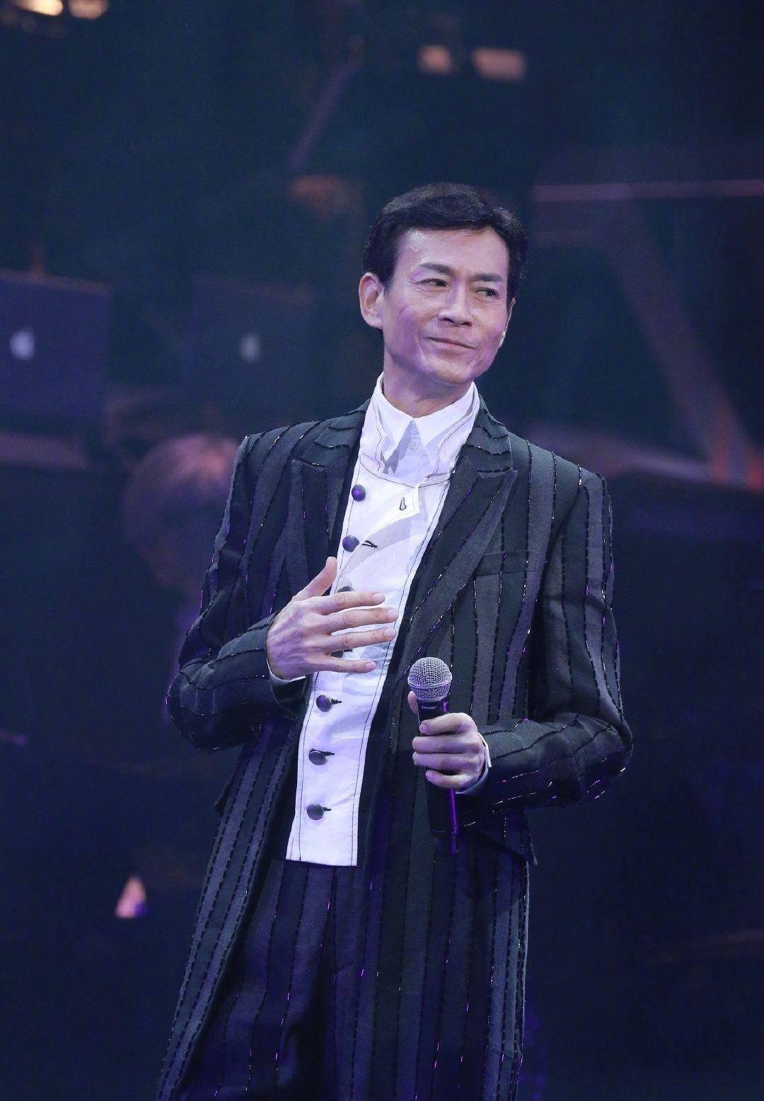 75岁郑少秋还有偶像包袱:常年戴假发,身材不发福,气质儒雅高级_自然