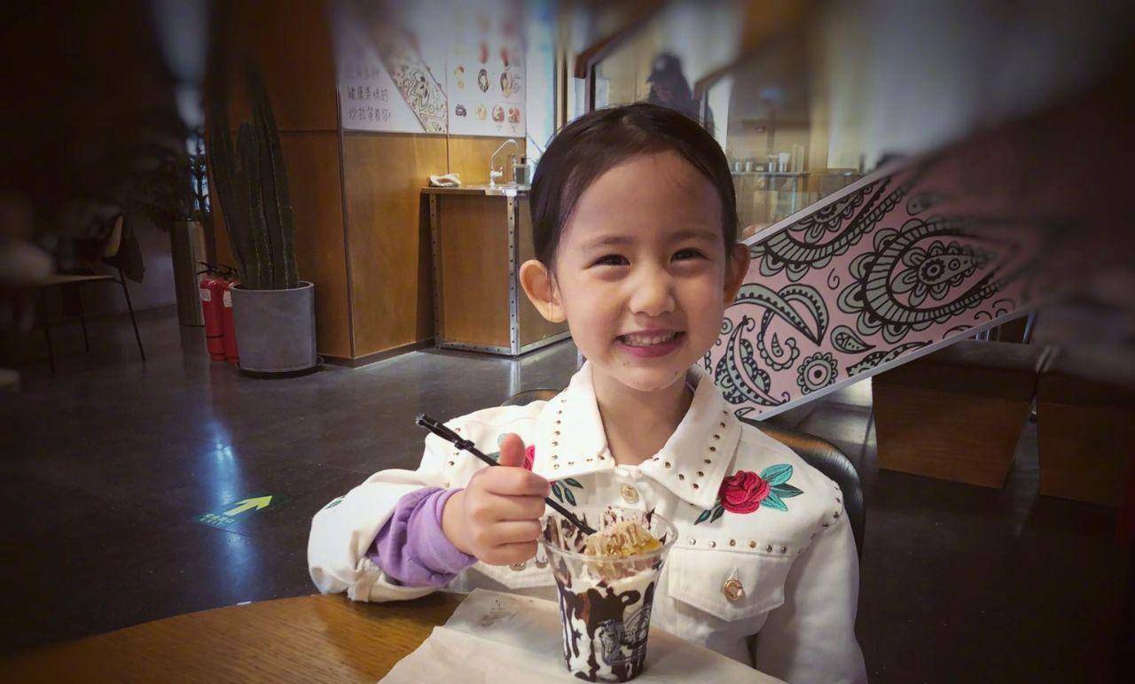 对于小女儿,黄磊和孙莉更是任由她照着姐姐的样子开心成长,所以5岁的