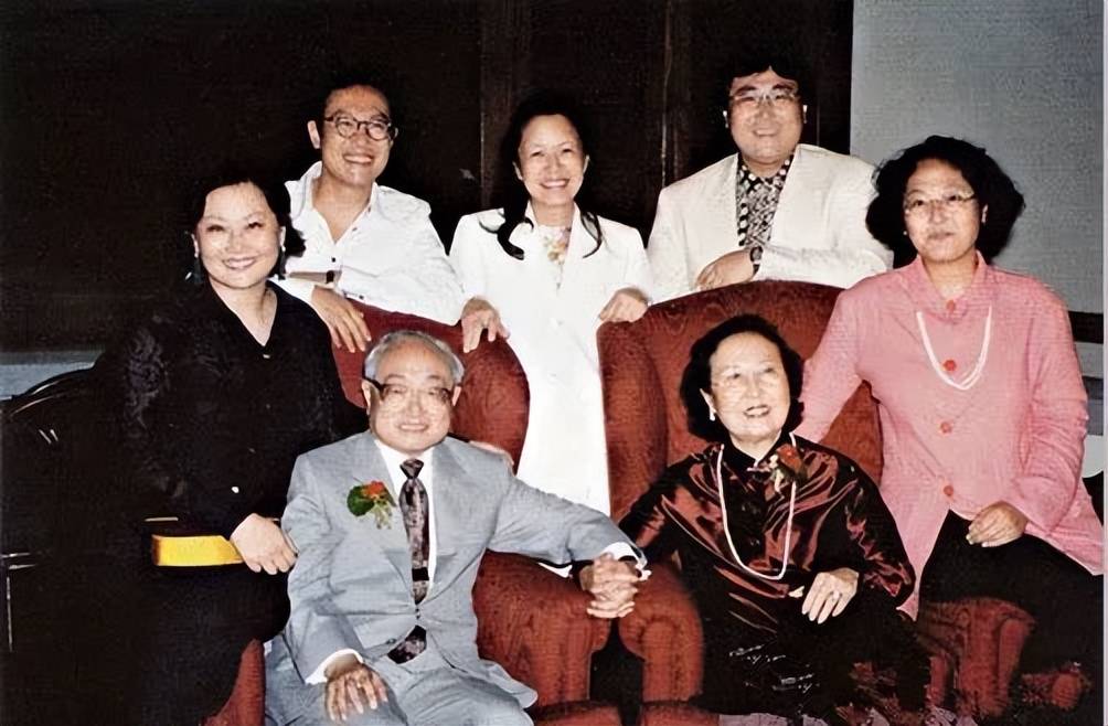 香港传奇家族,靠"狠"富过5代_曹文锦_公司_银行