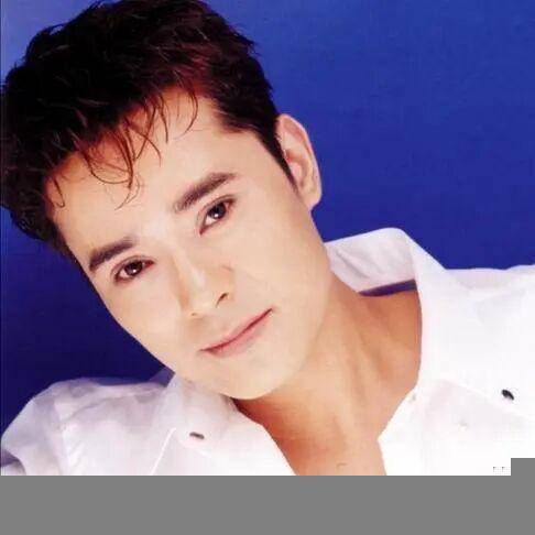 广东乐坛几十年的发展道路中,陈汝佳是公认的广东乐坛第一人,像廖百威