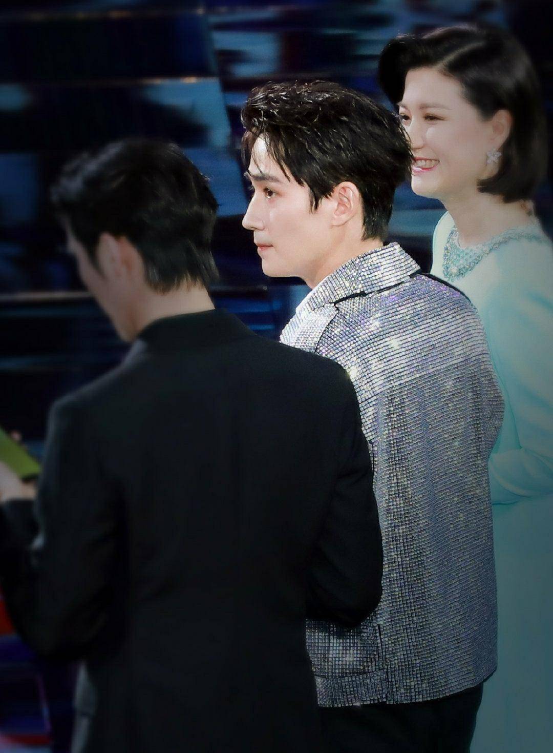 人形挂件朱一龙搂着丁导胳膊,北影06级三大帅哥罕见同框_伟栋_亲爱的