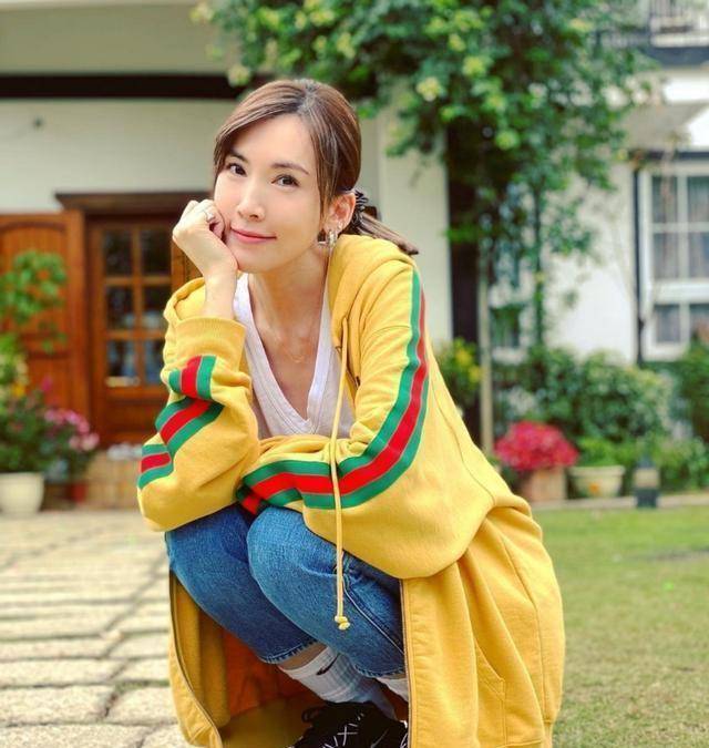 林心如打扮真不像45,林志颖老婆穿短裤秀美腿_元素_黄色_陈若仪