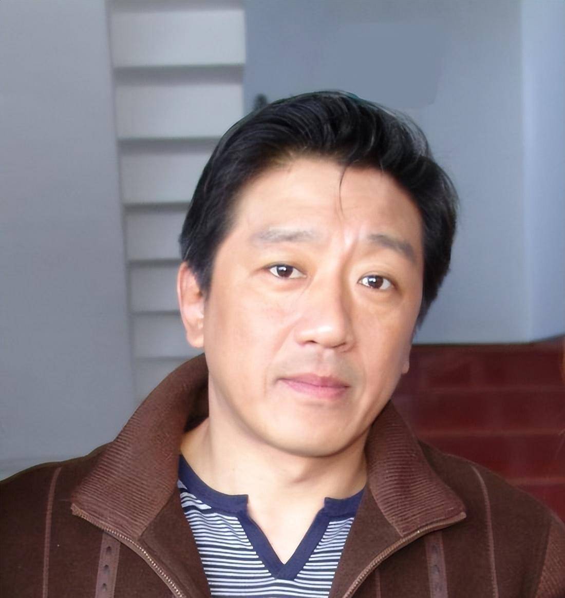 演员丁勇岱:和妻子一见钟情,没有求婚没有婚礼,却恩爱相伴36年_赵雪华