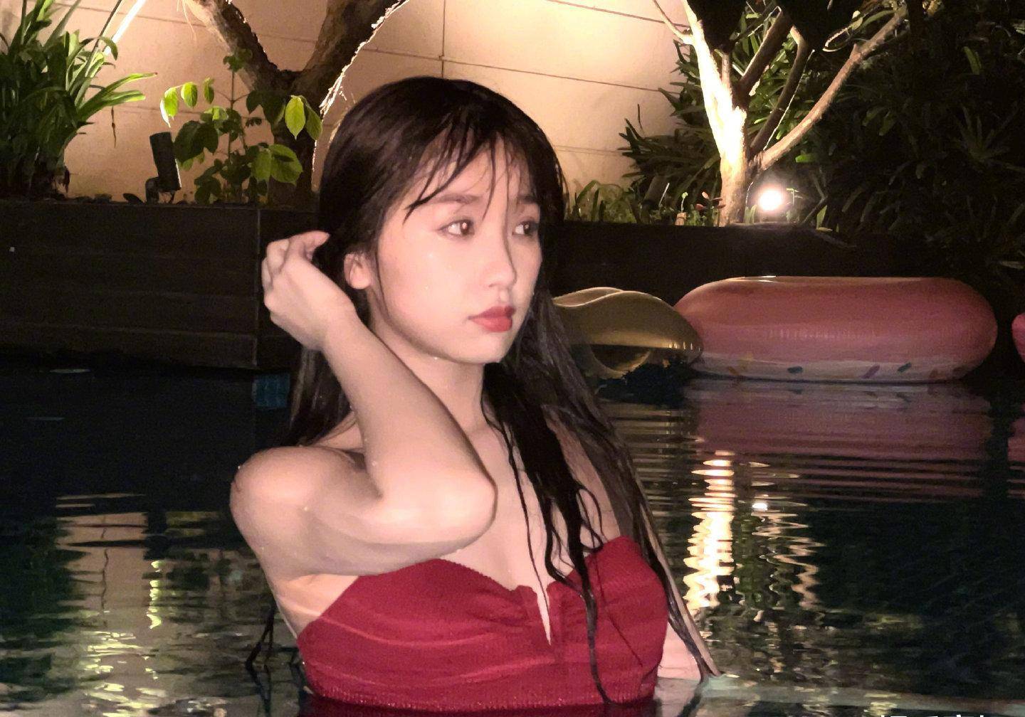 虞书欣红色露背时尚写真,湿发披肩身材火辣,又纯又欲_胶片_脸蛋_氛围