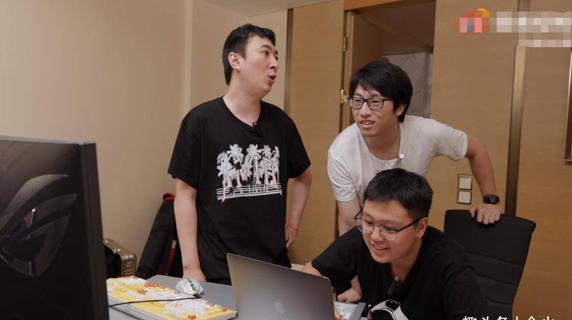 "土豪"王思聪花100万组装电脑!