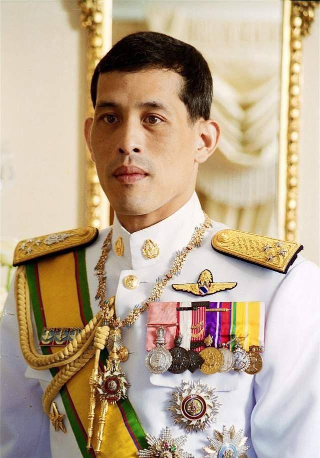 2014年,泰国王妃浑身赤裸躺到地上给狗喂食,遭到曝光