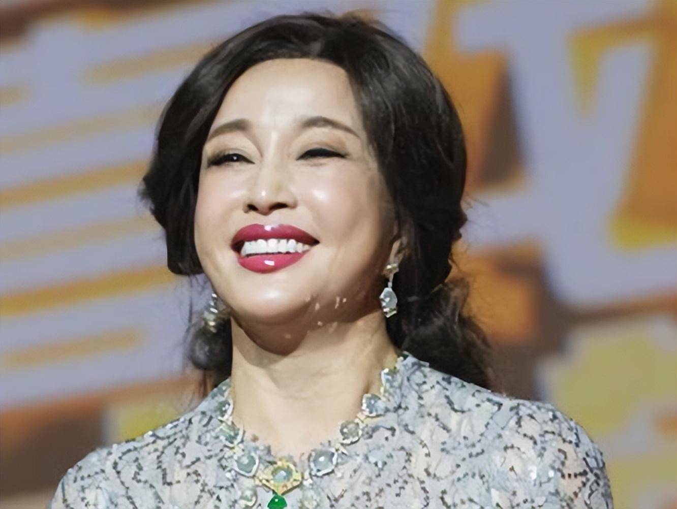 真实的刘晓庆长这样,面部断崖式衰老,浓妆艳抹大红唇也是老奶奶_网友