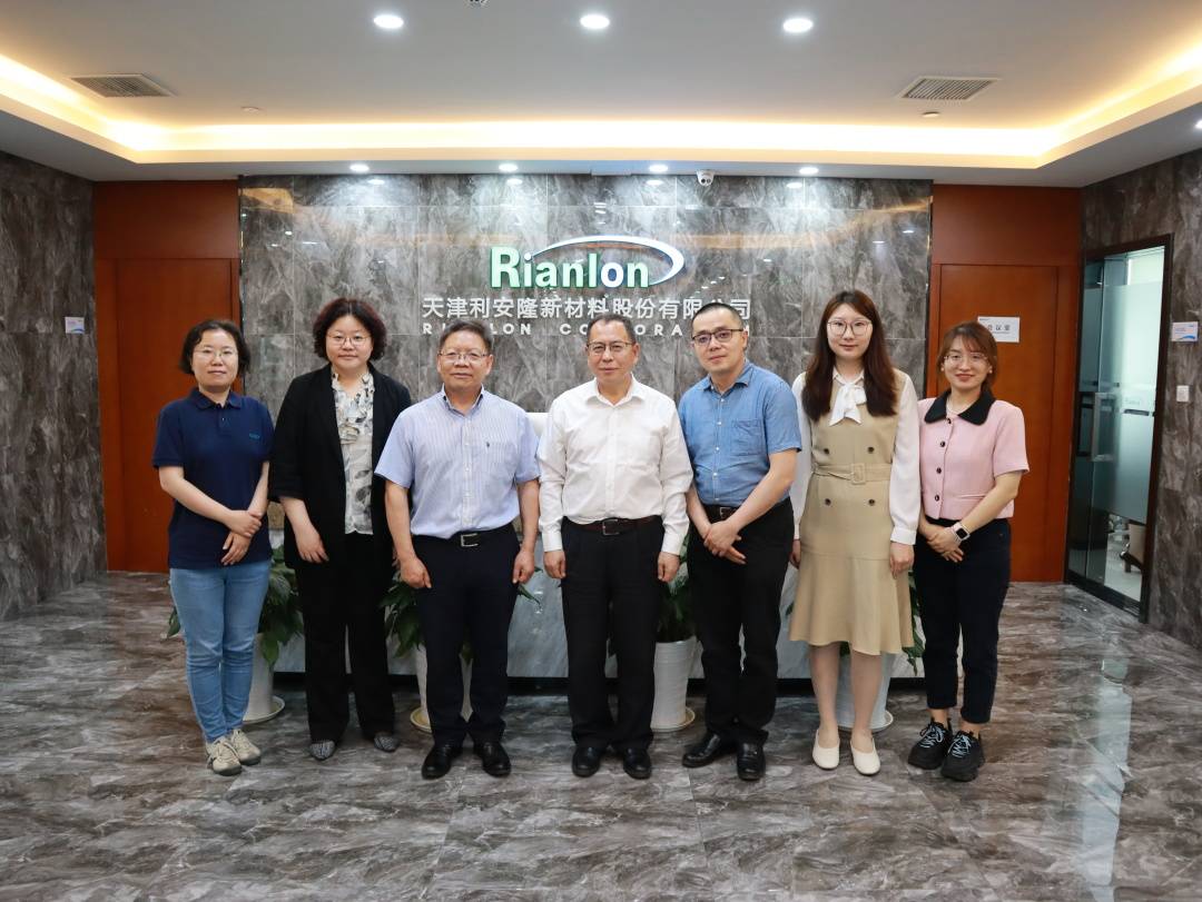 理事长王占杰,中国塑协助剂专委会秘书长王玮,中国塑协信息部芦珊一行