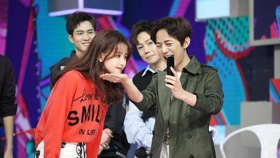 继何炅公开致歉后,孙怡晒了一张吴昕"丑照",她17字回应_大本营_节目