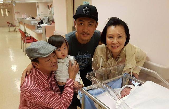 结婚43年依旧恩爱,71岁狄龙陪太太出门,一个举动贴心又有爱!