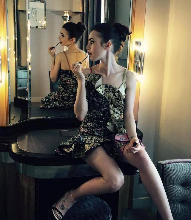 两次试镜都败给暮光女,还被评衣品差,莉莉柯林斯这次能翻身吗?