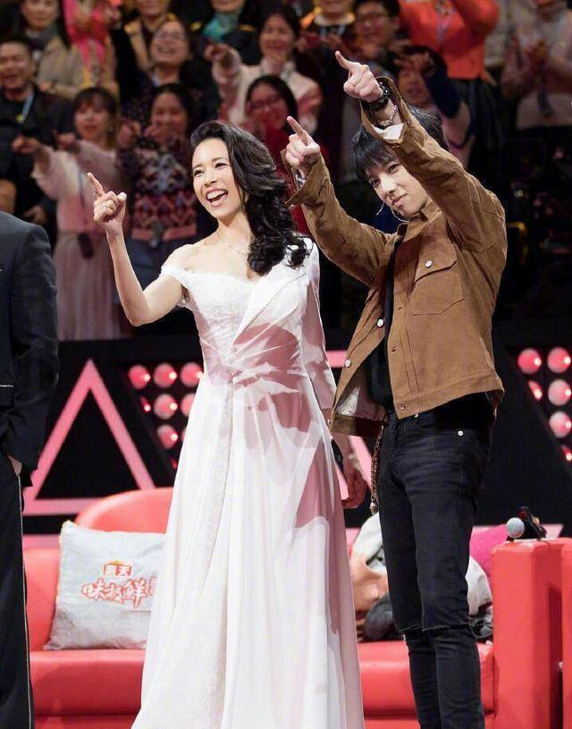 看到华晨宇和莫文蔚多张合影就懂两人的关系了,网友:姐弟俩真好_姐姐