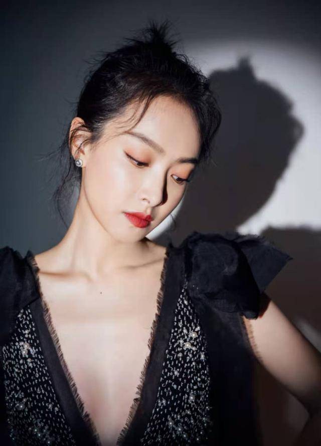 宋茜亮相国外秀场,穿深v到裆部遭嘲讽,网友:内衣收藏吗?