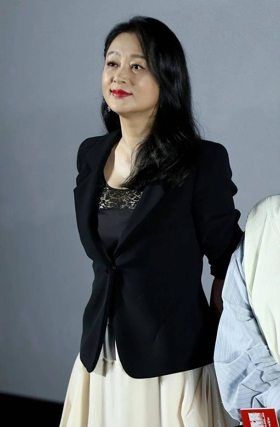 陈红发福好漂亮,穿时尚衫身材饱满,比大多数女人高级有气质!