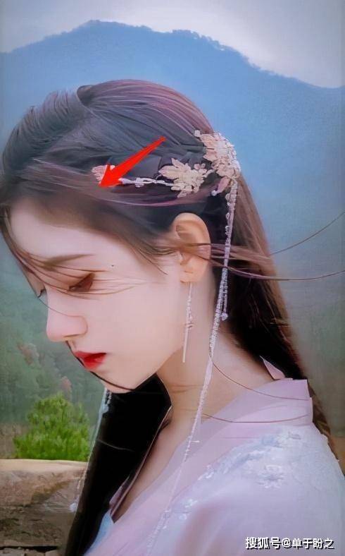 鞠婧祎半永久妆容后,耳后又疑似出现斑秃,忘记打修容粉?