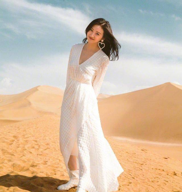 景甜最新私服造型,穿短款开衫紧身裤,才几天没见小蛮腰又细了_黑色