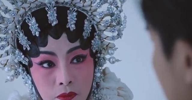 米雪,在该剧中客串一位剧团京剧花旦,谢贤在剧中以米雪老师的身份出场