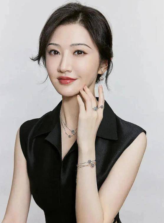 景甜近照引热议,离了司藤滤镜颜值下滑?