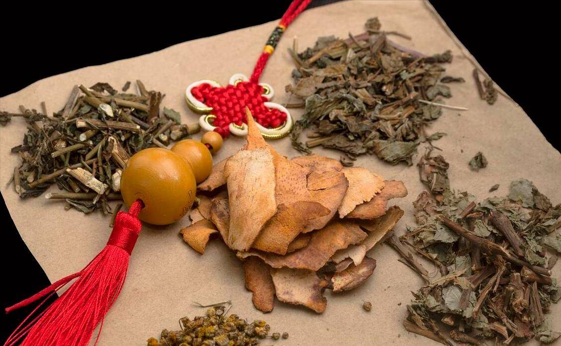 一诊疗效欠佳考虑"开玄"之力不足,故加用生麻黄增强宣肺利水开玄之功