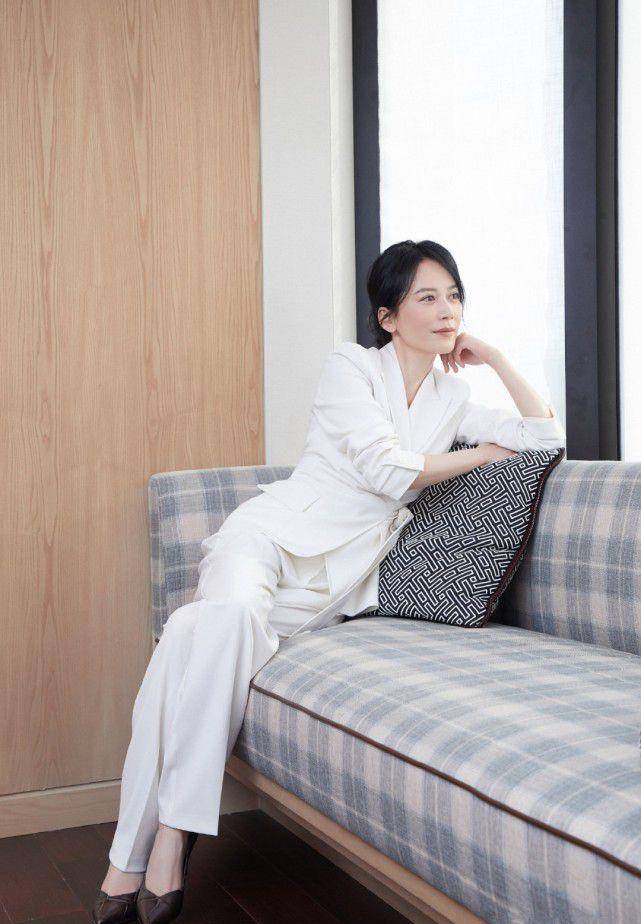 俞飞鸿真是"岁月不败美人"的典范,50岁的她,身姿曼妙衣品超赞_整体