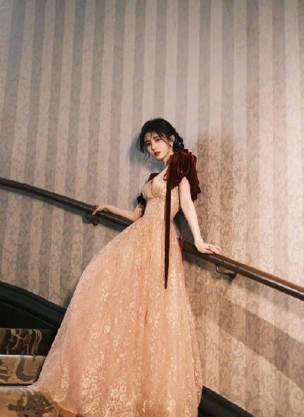 显得_关晓彤_衣服