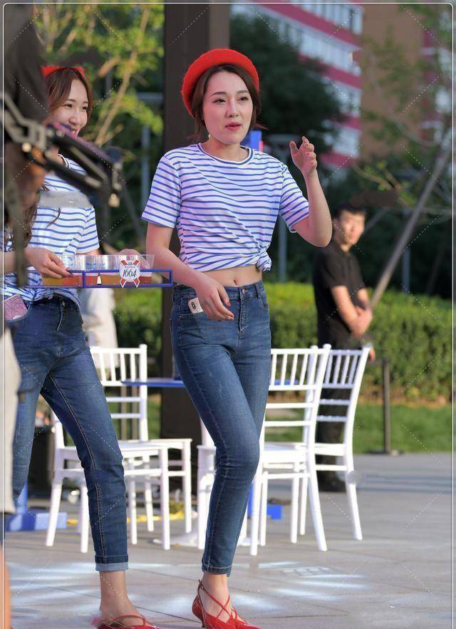 蓝条纹t恤配牛仔裤,简洁,时髦,激情十足