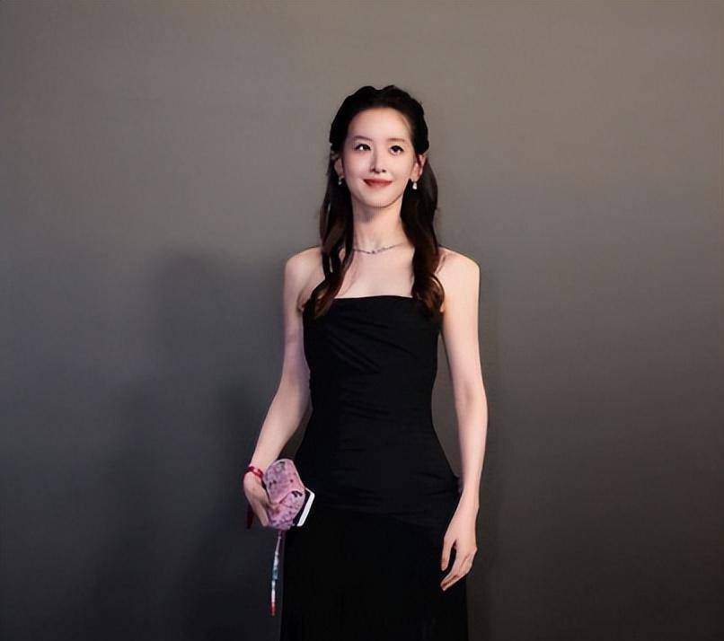 当晚,章泽天身着一袭妩媚动人的黑色紧身连衣裙.