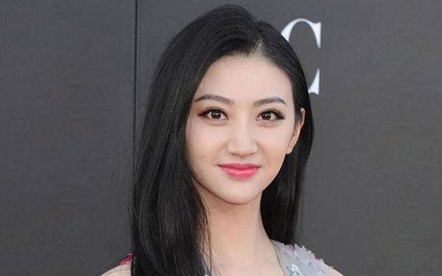 景甜活动旧照引起热议,穿低领装亮相,被指"风尘味太浓"_身材_网友_的