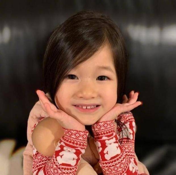 你喜欢钟嘉欣两个孩子的样子吗?你认为宝宝的颜值能得分多少?