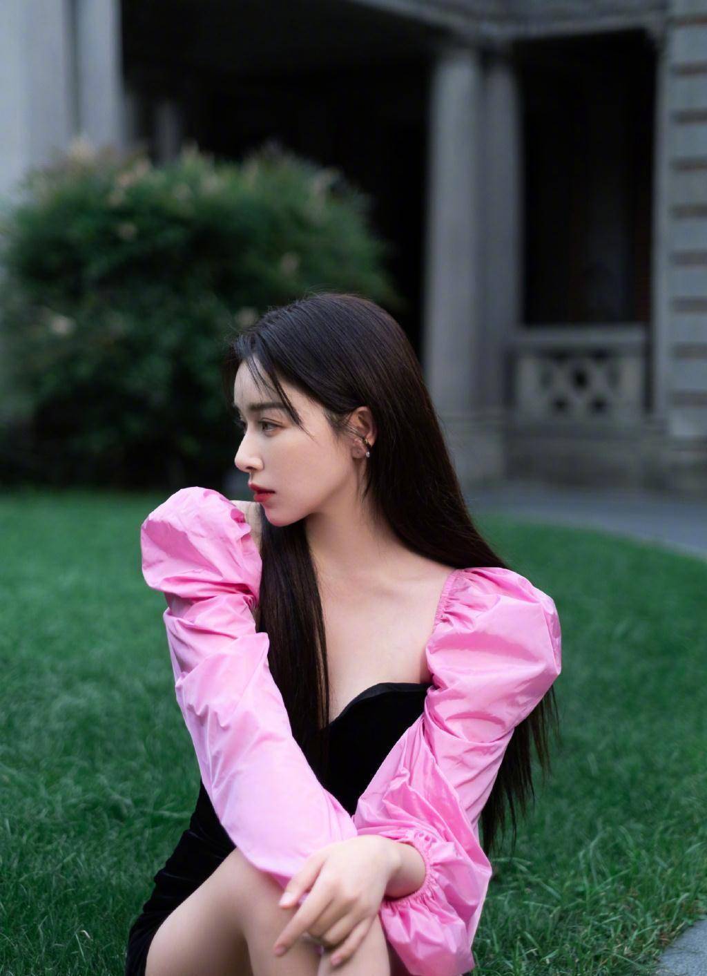 视频中阚清子素颜现身,穿搭方面也十分随意,散着长发,白色体恤外搭