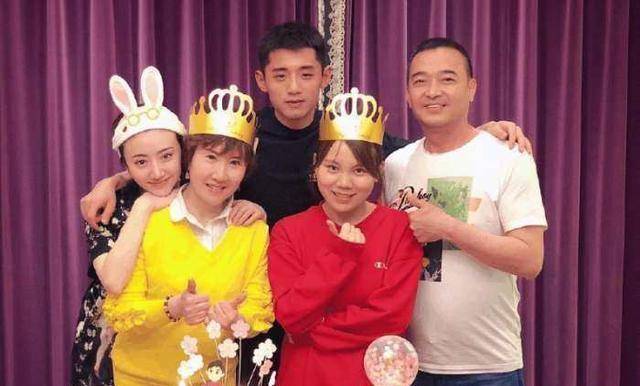 张继科现身景甜家庭聚会为准丈母娘庆生!_父母_关系_男朋友