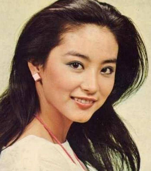 宽松白色连衣裙让林青霞看起来胖了很多,但掩盖不了骨子里的优雅_时候