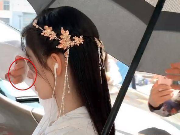 鞠婧祎捂着鼻子不让拍,不料缝隙中还是露出"山根",明显有塌陷_手臂