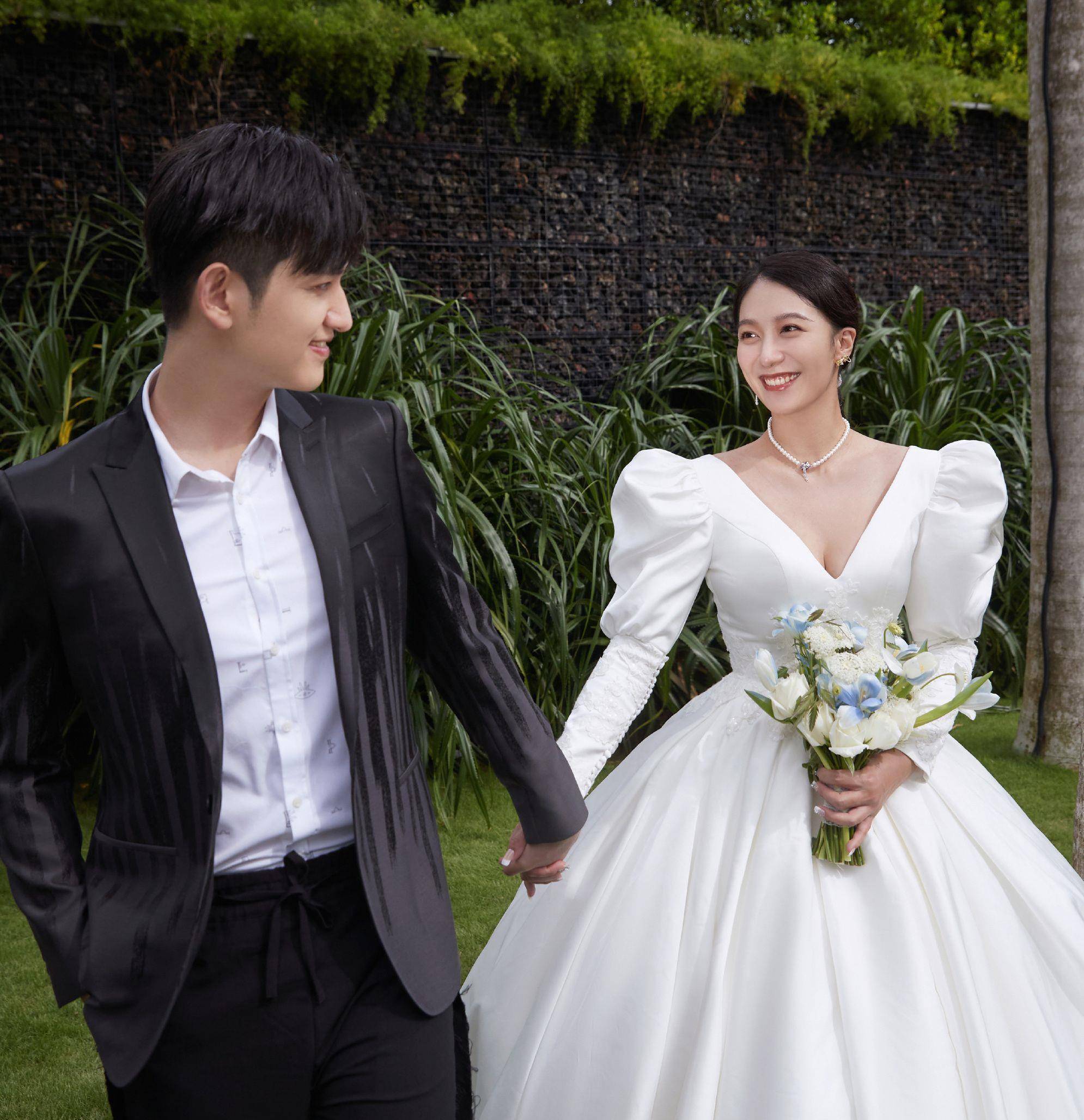 马可庆祝儿子周岁,一家三口好甜蜜,1岁小菠萝正脸养眼_王丹妮_妻子