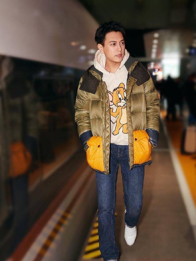 靳东183身高太优越,难得不穿西装穿卡通,年轻10岁好帅气_卫衣_款式