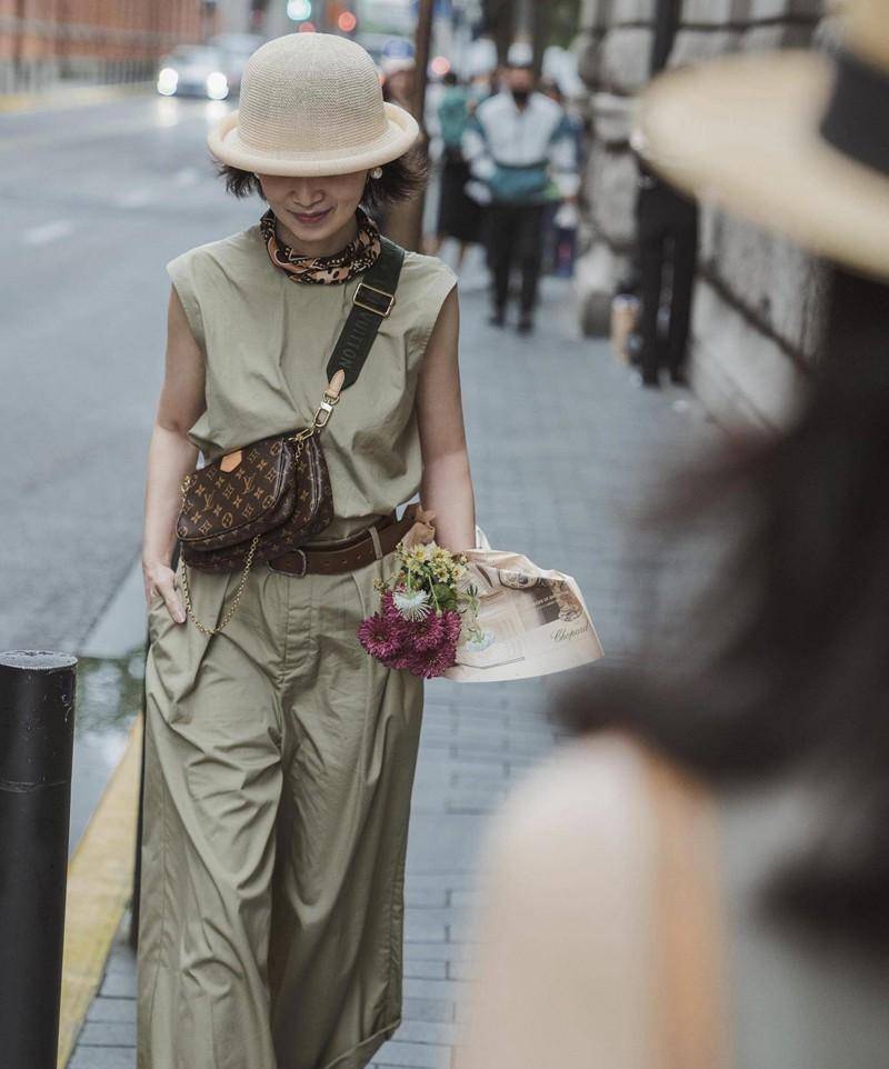 看过三木妈妈的裙子后,才知道:裙子配上"帽子"更显优雅,气质的_整体