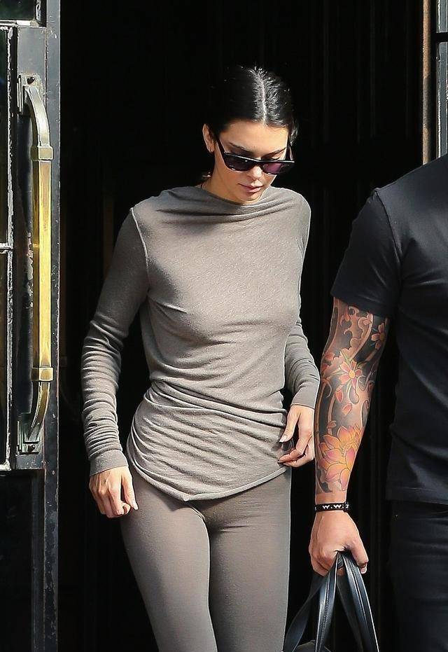 肯达尔詹娜晒清凉照,湖边度假晒太阳,网友:德文布克太年轻!