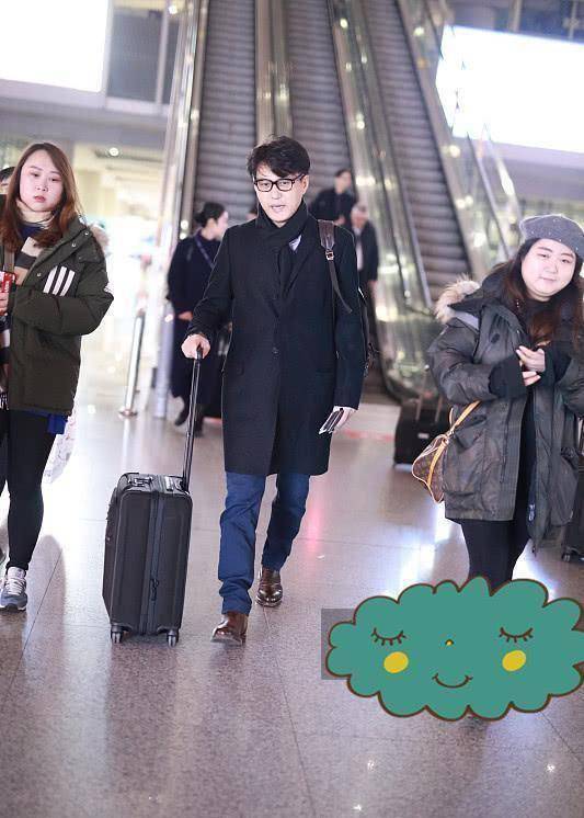 靳东穿黑色呢大衣配围巾,脚上穿皮鞋,成熟男生这样穿很有魅力!