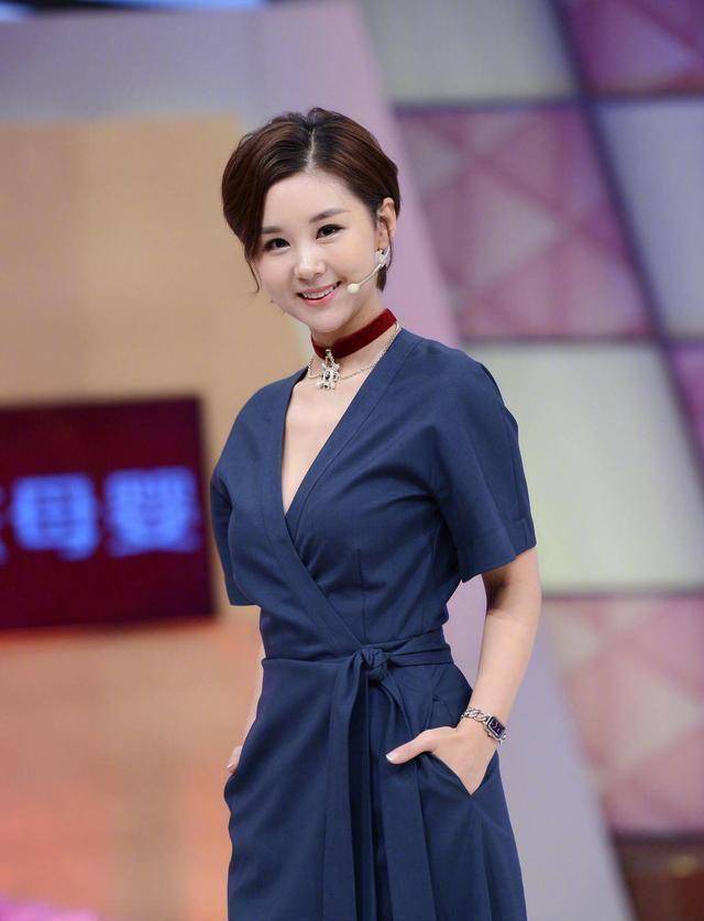 李小萌穿荷叶边连衣裙,配丸子头,少女气质藏不住_发型_魅力_设计