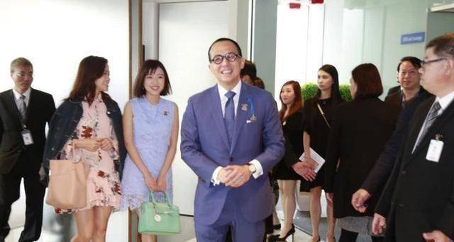 李泽楷新欢晒3年前旧照,五官寡淡服装廉价,与如今贵气对比鲜明_郭嘉文