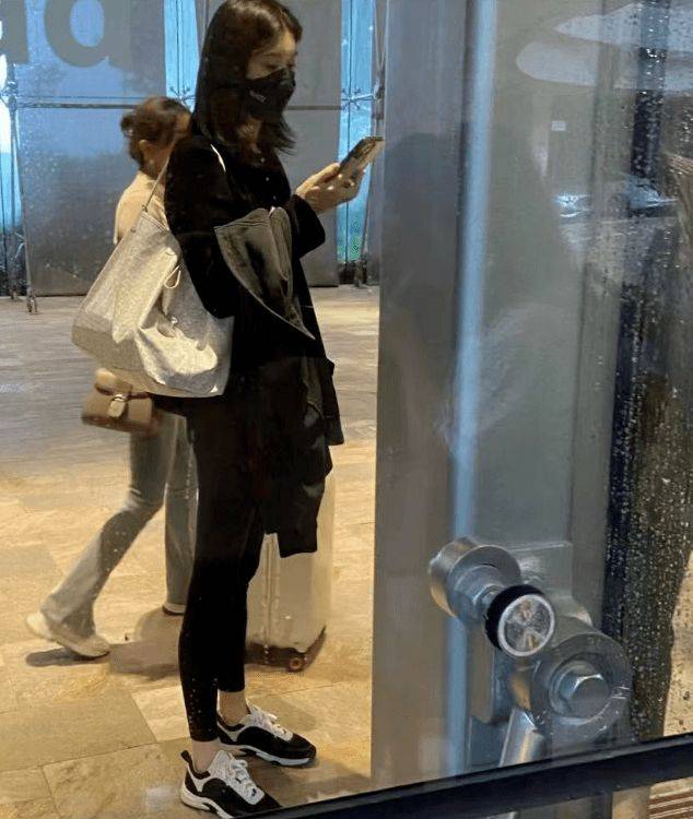 奚梦瑶港大上课再被偶遇 一袭黑色穿搭身材纤细_谢梦瑶_教育_职业