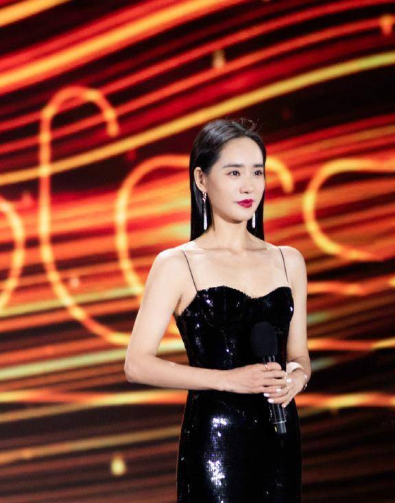 王智一袭吊带裙走红毯,身姿曼妙优雅端庄,那个女神秋雅又回来了_时尚