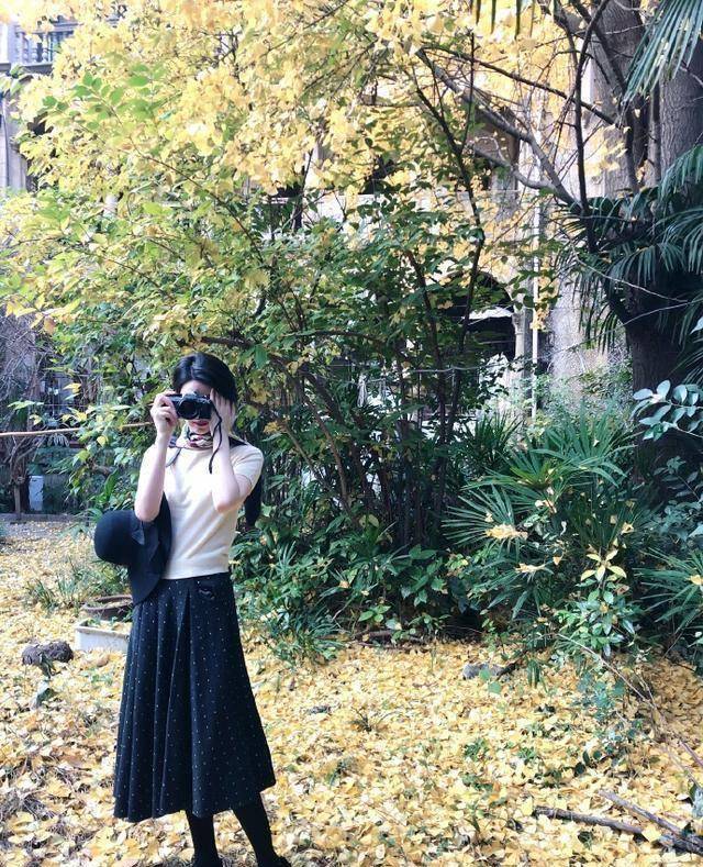 李亚鹏女友晒最新靓照,戴墨镜跷二郎腿,对镜飞吻又欲又撩_susie_李嫣