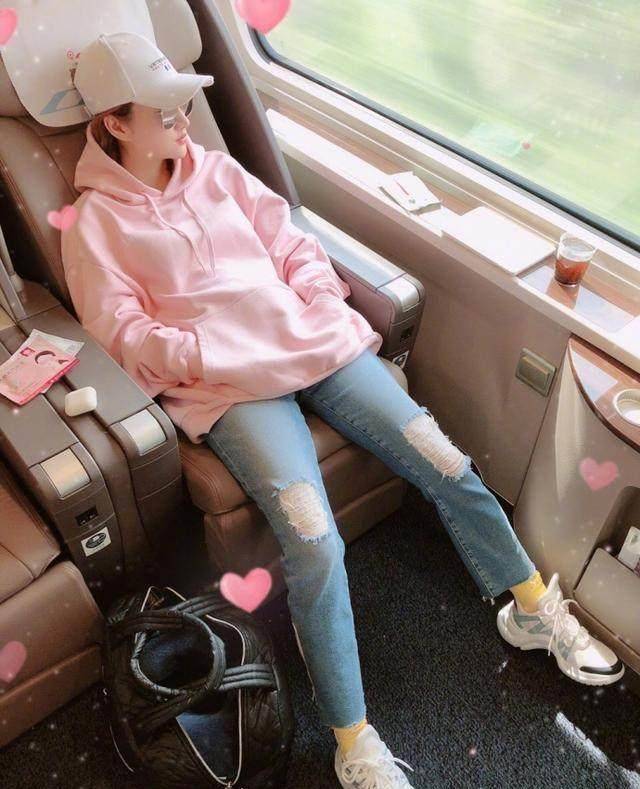 恋爱后的景甜真美,不光长胖了,穿衣搭配造型变的很有少女感_显得_一身